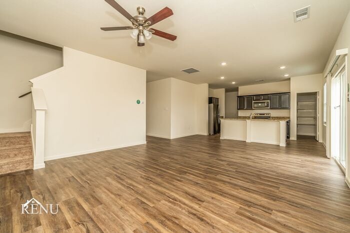Building Photo - 551 London Dr