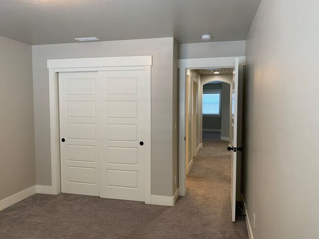 Building Photo - Beautiful 3 bed 2 bath home in the Eaglefi...