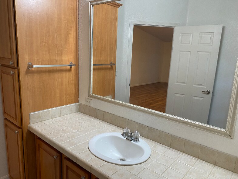Building Photo - 40871 Orchard Ln