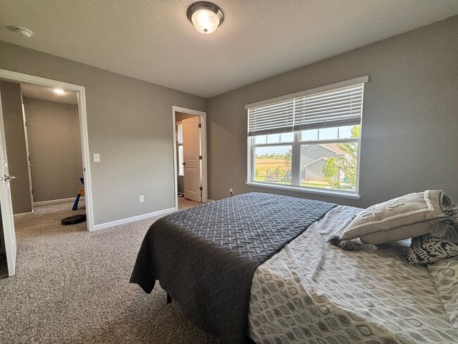 Building Photo - Stunning 5bed/3 1/2 bath Home in Shakopee!