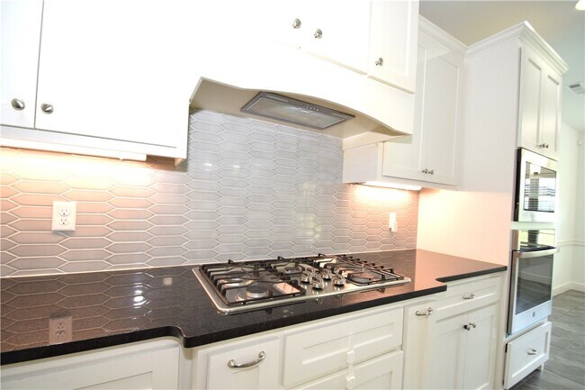 Building Photo - 4203 SW Bermuda Ave
