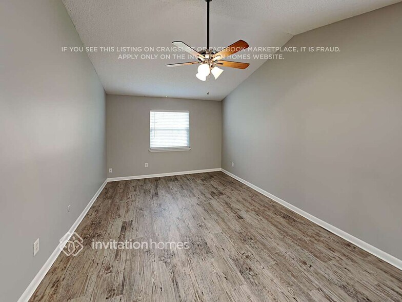 Building Photo - 10393 Arrow Lakes Dr E