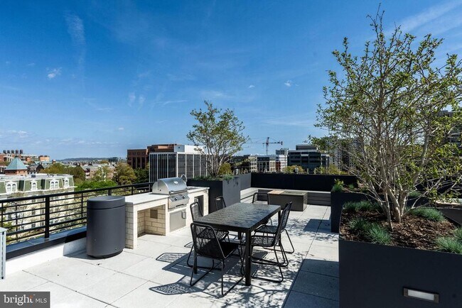 Building Photo - 811 S Columbus St