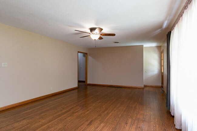 Building Photo - #6 Bedroom House with Awesome Yard Plus Ga...