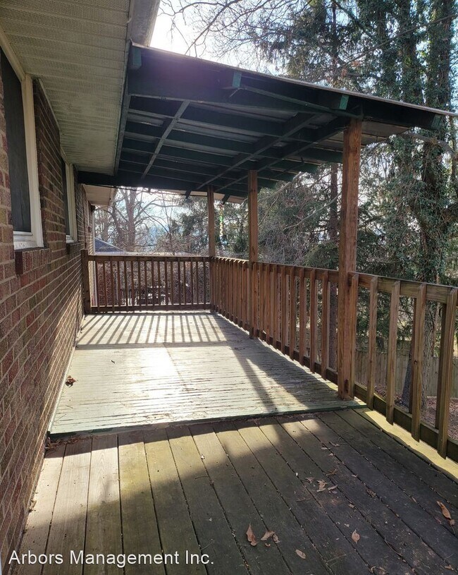 Building Photo - 2 br, 1.5 bath House - 227 Moffat Avenue