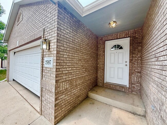 Building Photo - Ranch Style Home Located on Dead-End Street, Easy Access to I-25