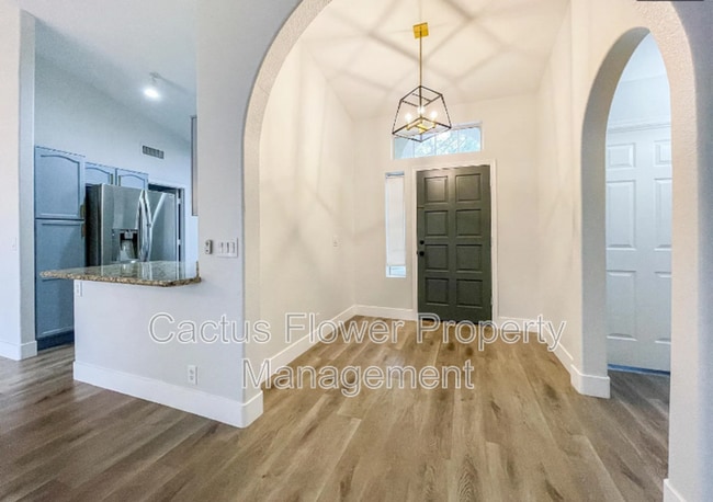 Building Photo - 691 W Fairview St