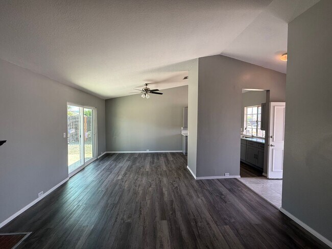 Building Photo - 4 bedroom 2 bath!