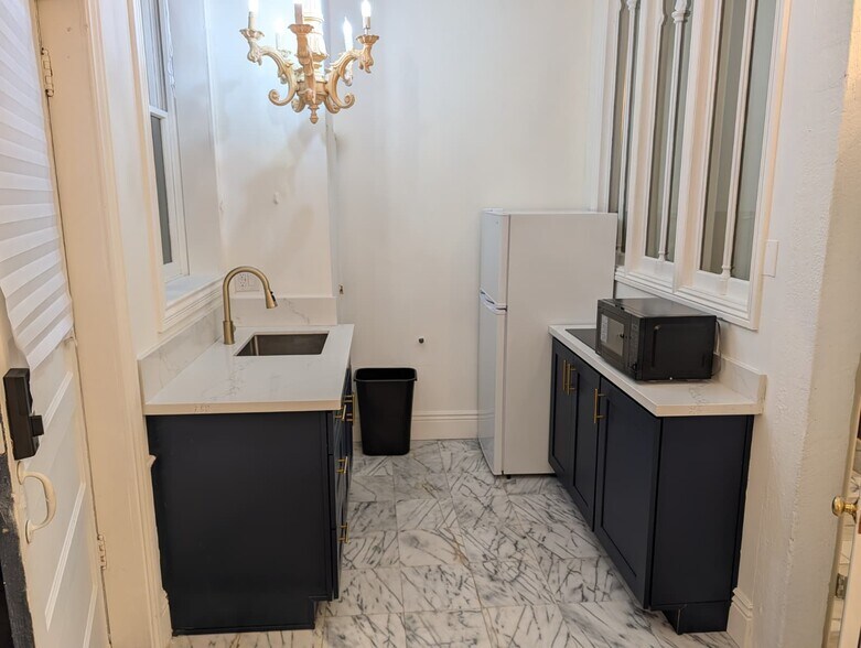 Building Photo - 2010 19th St