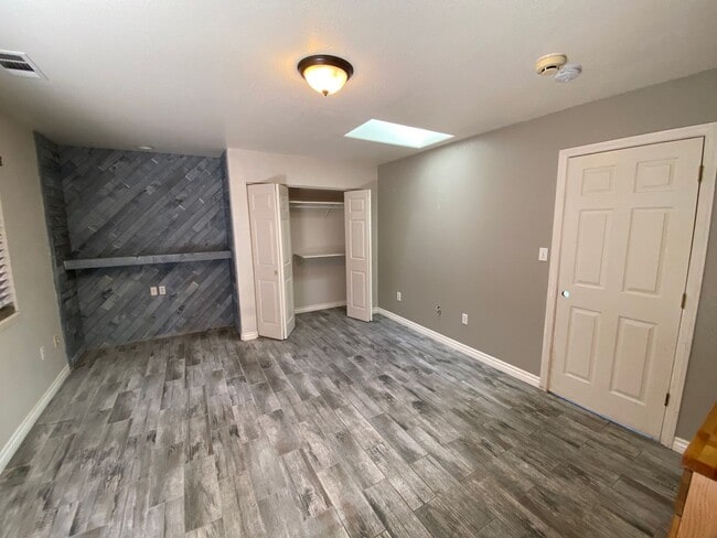 Building Photo - 1-Bedroom Unit with Parking & Appliances –...