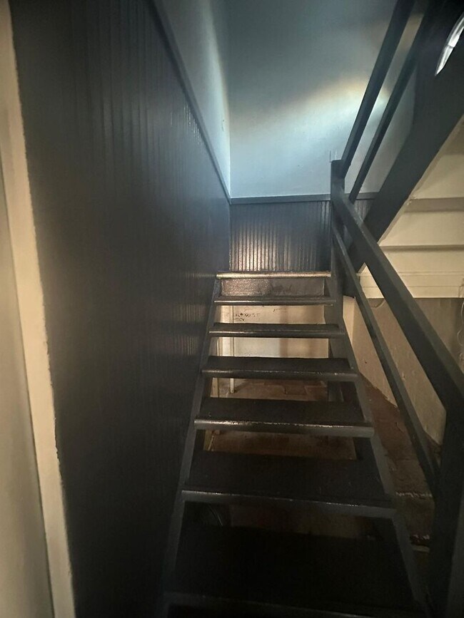 Building Photo - Move in Special!!! NEWLY UPDATED 3 B!EDROO...