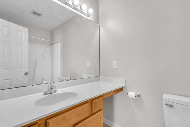 Building Photo - 2 Bed 2.5 Bath Townhome
