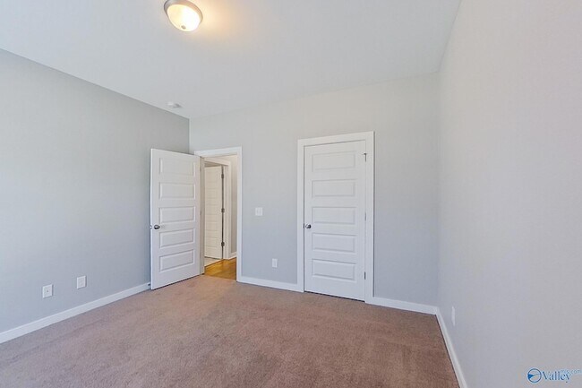 Building Photo - 204 White Oak Cir