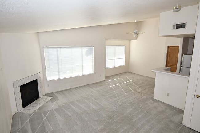 Building Photo - Summerlin area upper condo/vaulted ceilings/light and bright