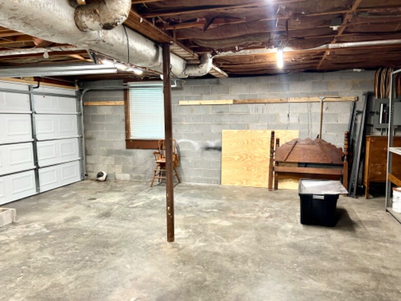 Building Photo - 256 Indian Lake Rd