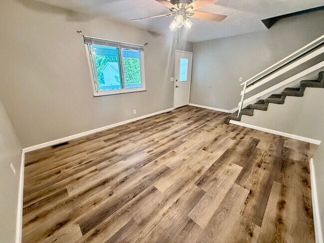 Building Photo - 12 Holloway Dr