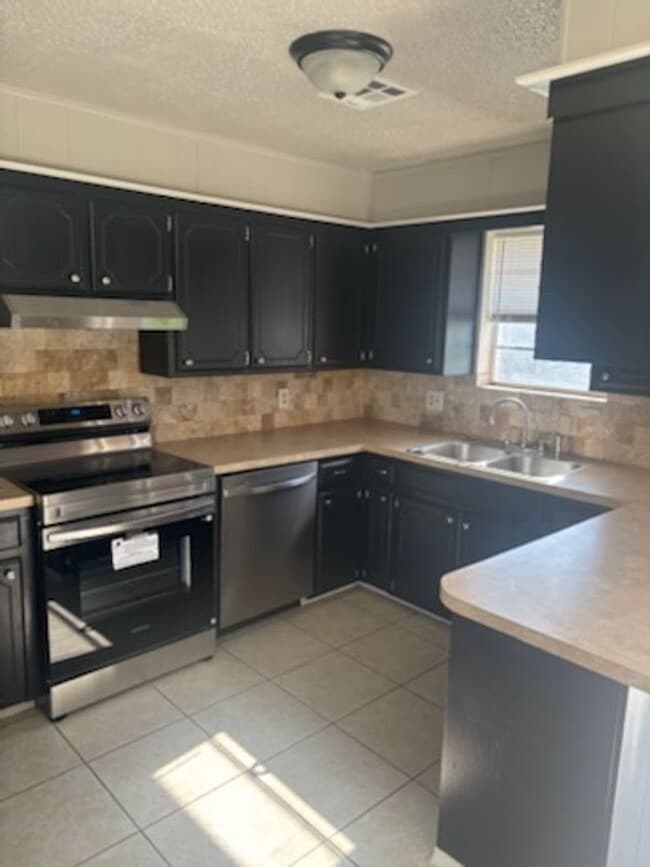 Building Photo - Now Available for Rent in Gray Warr!