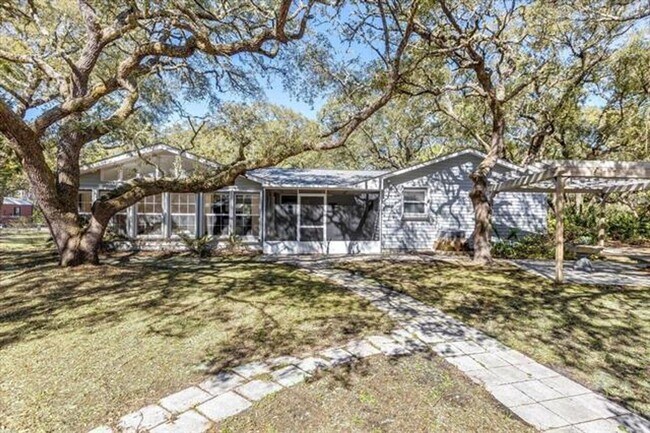 Building Photo - Coastal 3 Bedroom Home Available Now!