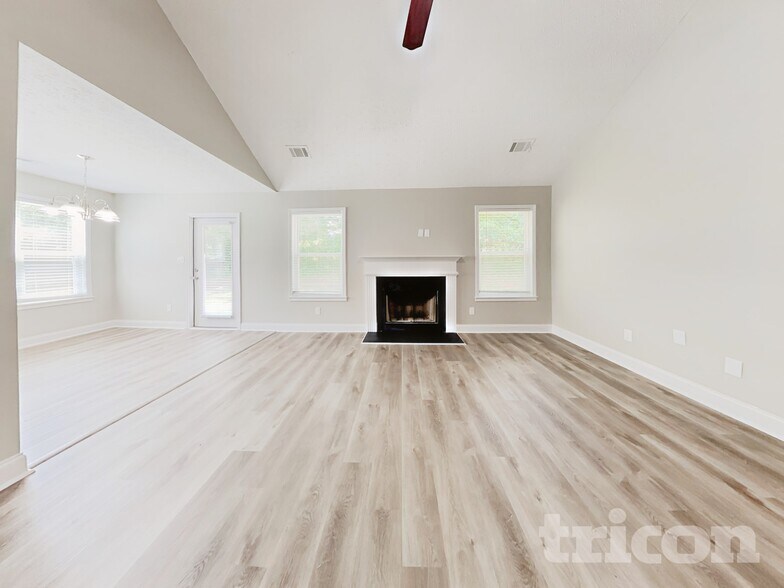 Building Photo - 215 Comet Ct