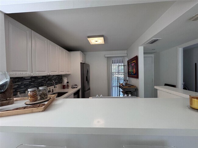 Building Photo - 3301 N Country Club Dr