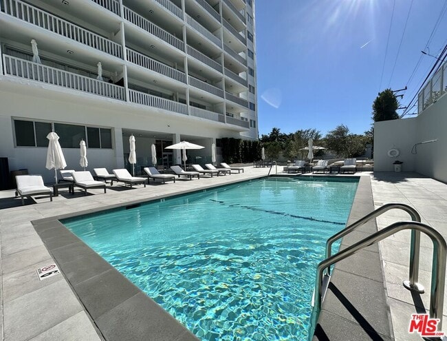 Building Photo - 999 N Doheny Dr