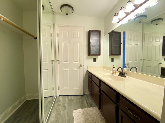 Building Photo - Spacious Two Bedroom featuring Ensuite Bathrooms! TWO ASSIGNED PARKING SPACES! Air Conditioning I...