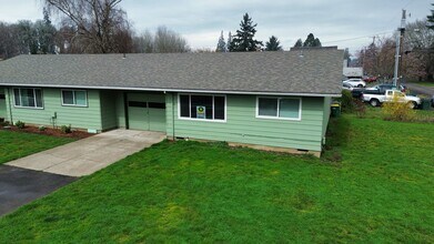 Building Photo - 2 bedroom 1 bath duplex