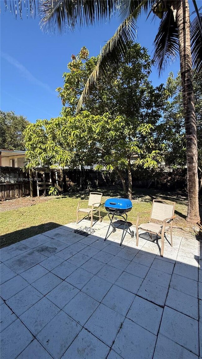 Building Photo - 551 NE 67th St