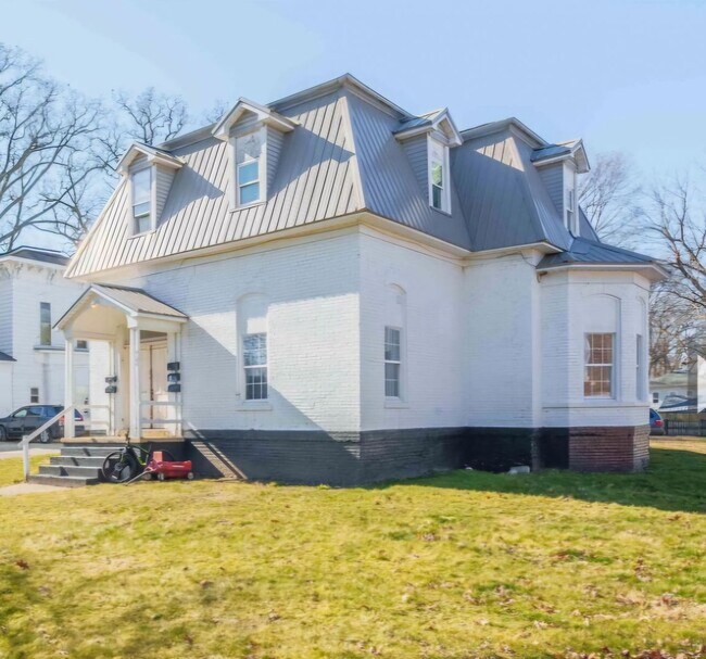 Building Photo - Updated 1 bedroom 1st floor apartment