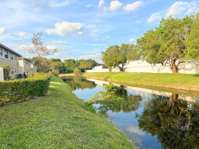 Building Photo - 843 Twin Lakes Dr