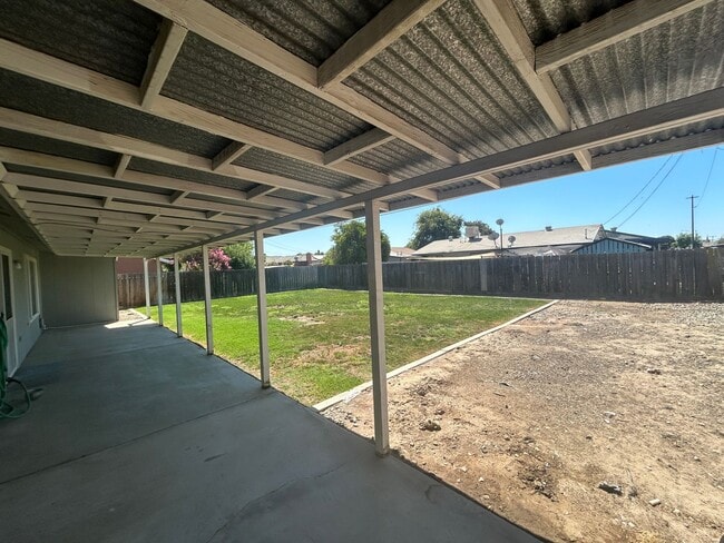Building Photo - 3 bedroom 2 bath move in ready in Lemoore ...