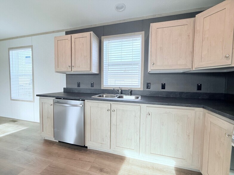 Building Photo - 52758 S Yorktown Ct