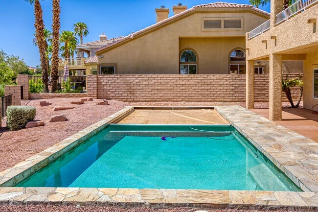 Building Photo - POOL HOME WITH LUSCIOUS GOLF COURSE & MAJE...