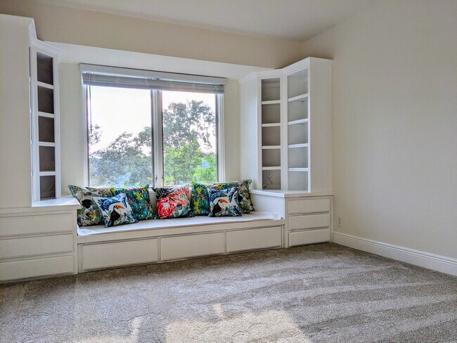 Building Photo - 6815 Bayridge Ter