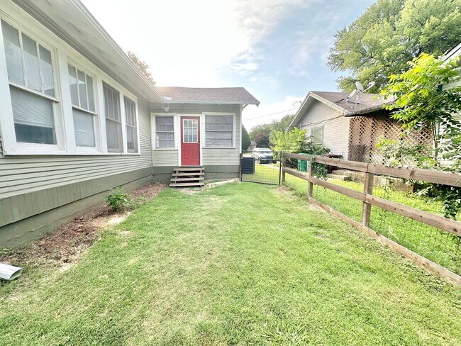 Building Photo - 2613 N Elm St