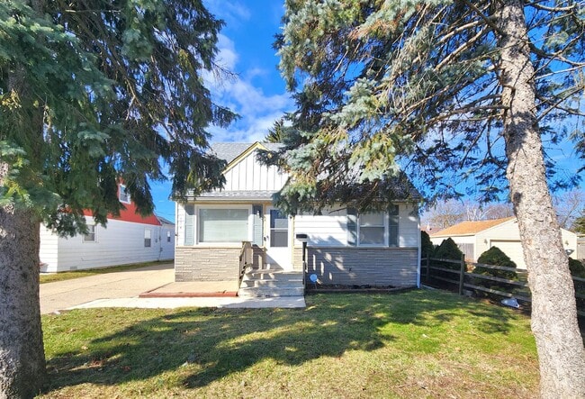 Building Photo - Spacious 4-bedroom, 2-bathroom single-family home