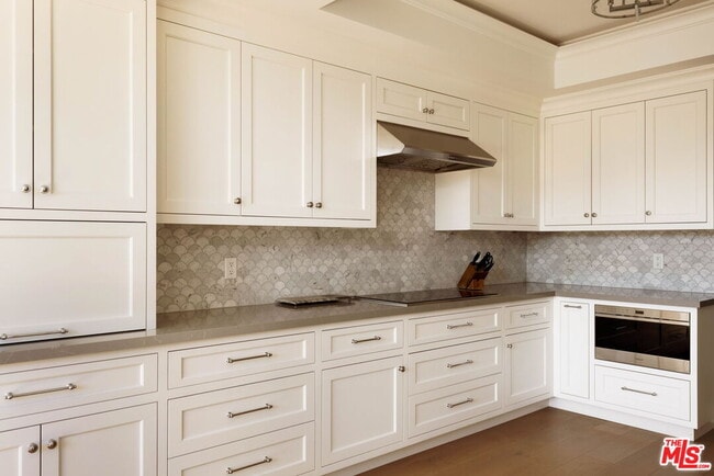 Building Photo - 300 N Swall Dr