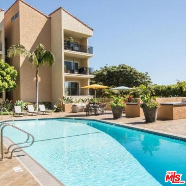 Building Photo - 6600 Beachview Dr