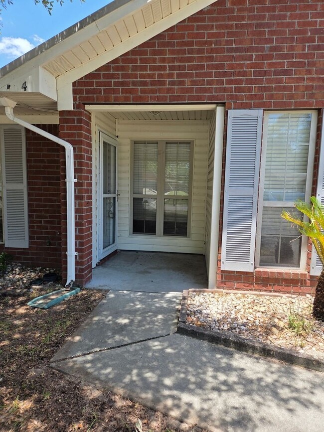 Building Photo - 3 Bedroom 2 bath fenced back yard in a quiet neighborhood!!