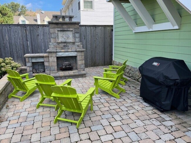 Building Photo - Immaculate 4 bedroom 3.5 bath Home at North End