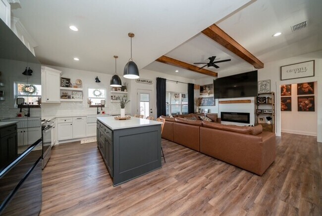 Building Photo - STUNNING modern farmhouse built in 2022 on 1 acre just outside the city limits of Tyler!