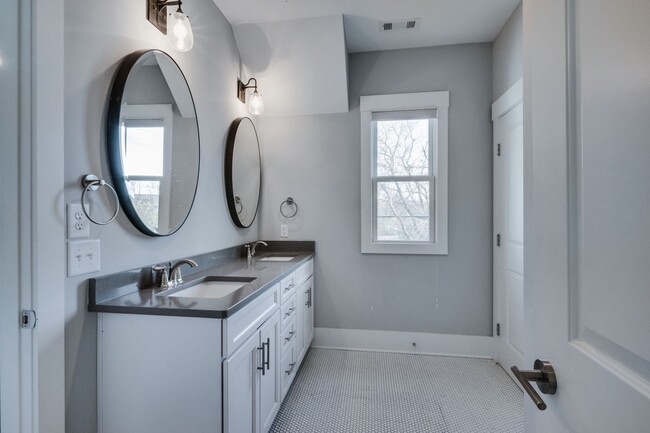 Building Photo - Lovely 3BE/3modern farmhouse is a sheer de...