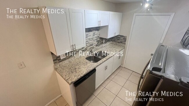 Building Photo - 2130 Forest Knoll Dr NE