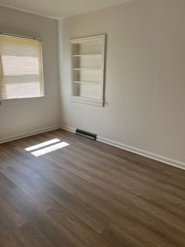 Building Photo - Centrally Located 2 Bed With Washer/Dryer Hookups