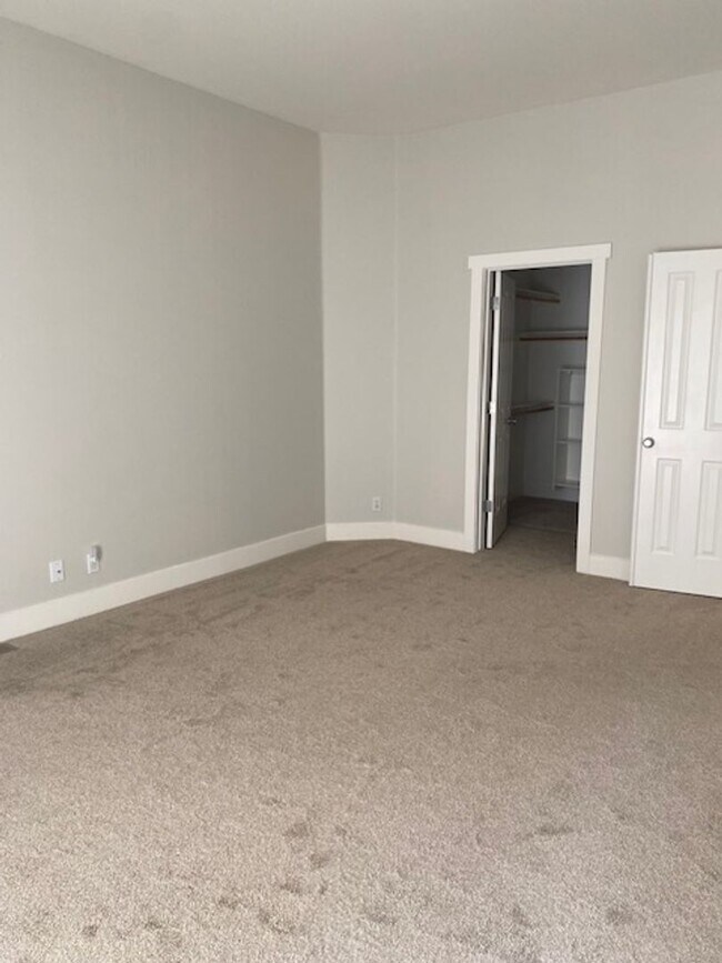 Building Photo - Sweet, perfect 10 located in Caughlin Ranc...