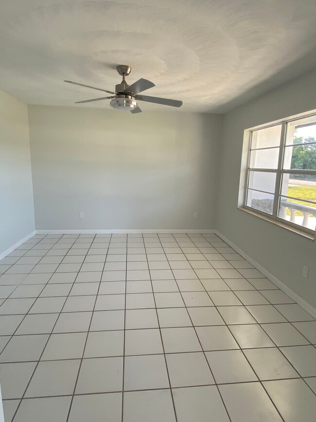 Building Photo - 1010 Alladin Dr