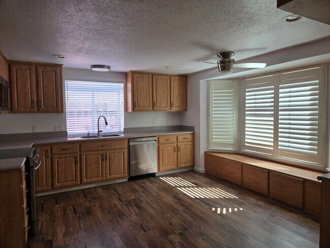 Building Photo - Charming 3BD/2BA Home in Quiet Cul-De-Sac with Solar & Included Landscaping