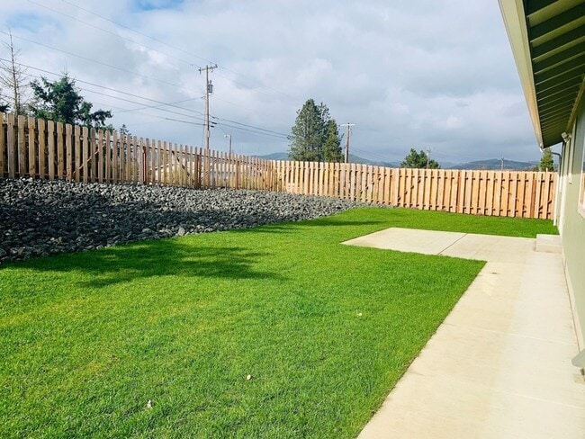 Building Photo - Newer 3 bedroom 2 bath house in Sutherlin