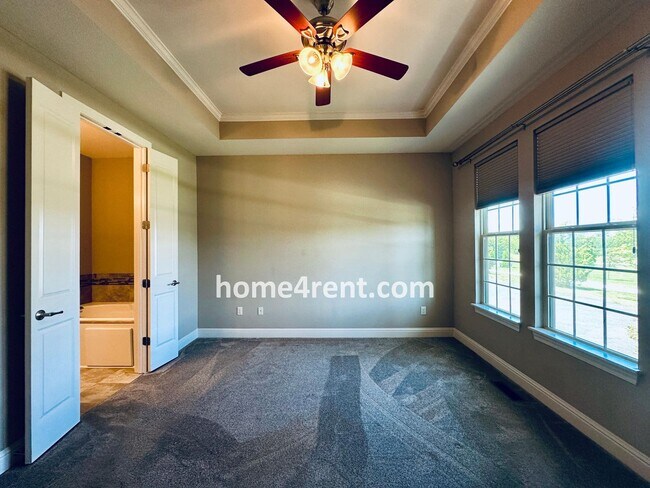 Building Photo - Main Level Primary Bedroom, Updated Kitche...