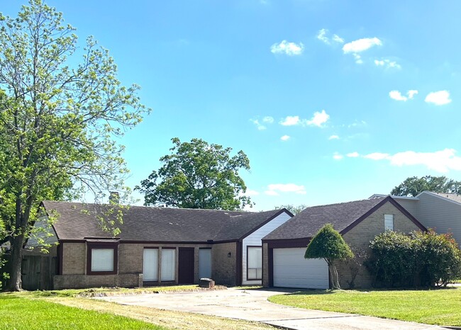 Primary Photo - 13903 Greenway Dr